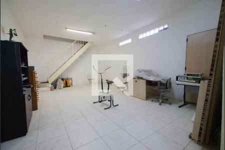 Casa à venda com 255m², 4 quartos e 4 vagasFundos