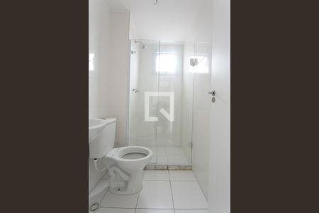 Banheiro  de apartamento para alugar com 2 quartos, 45m² em Parque Arariba, São Paulo