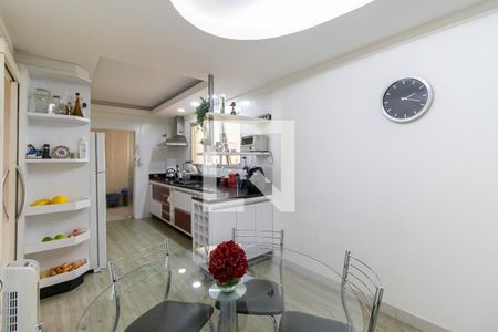 Apartamento à venda com 135m², 3 quartos e 2 vagas Apartamento à venda com 135m², 3 quartos e 2 vagasCozinha e copa