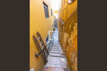 Casa à venda com 209m², 4 quartos e 2 vagasEscada Acesso Porão 