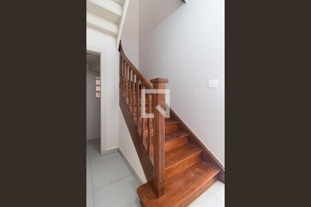 Casa de condomínio para alugar com 150m², 3 quartos e 2 vagas Casa de condomínio para alugar com 150m², 3 quartos e 2 vagasEscada