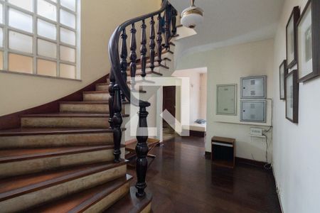 Escadas - acesso aos quartos  de casa para alugar com 14 quartos, 260m² em Sumaré, São Paulo