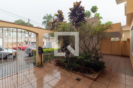 Casa à venda com 360m², 14 quartos e 3 vagas Casa à venda com 360m², 14 quartos e 3 vagasQuintal - entrada