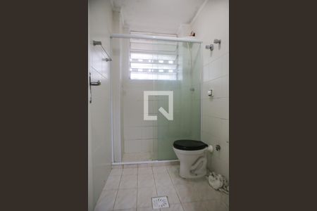 Banheiro de kitnet/studio para alugar com 1 quarto, 27m² em Boqueirão, Santos