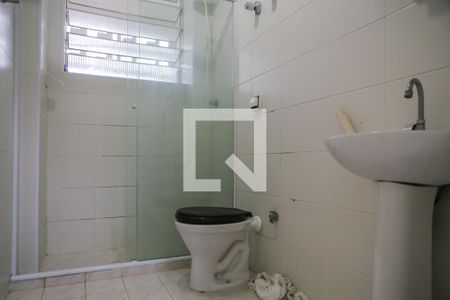 Banheiro de kitnet/studio para alugar com 1 quarto, 27m² em Boqueirão, Santos