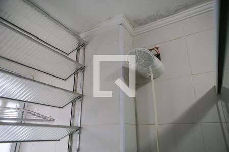 Banheiro de kitnet/studio para alugar com 1 quarto, 27m² em Boqueirão, Santos