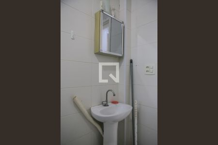 Banheiro de kitnet/studio para alugar com 1 quarto, 27m² em Boqueirão, Santos
