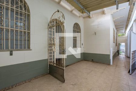 Casa para alugar com 700m², 4 quartos e 8 vagasEntrada