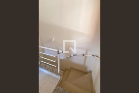 Casa de condomínio à venda com 1400m², 5 quartos e 6 vagasEscada