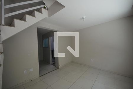 Sala de apartamento para alugar com 2 quartos, 75m² em Marechal Hermes, Rio de Janeiro