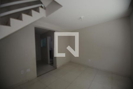 Sala de apartamento para alugar com 2 quartos, 75m² em Marechal Hermes, Rio de Janeiro