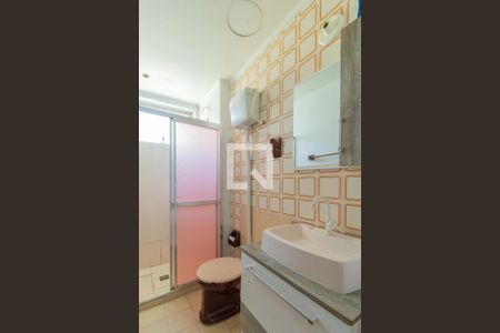 Banheiro de apartamento à venda com 1 quarto, 42m² em Vila João Pessoa, Porto Alegre