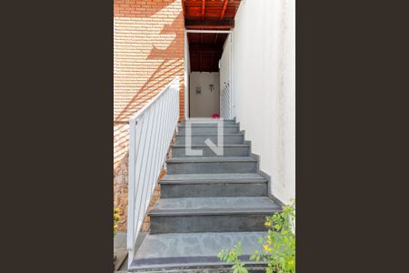 Casa à venda com 232m², 3 quartos e 4 vagasEscada Entrada