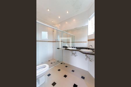 Casa para alugar com 300m², 4 quartos e 5 vagasBanheiro da Suíte 1