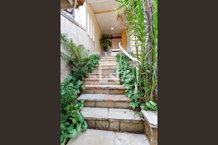 Casa para alugar com 300m², 4 quartos e 5 vagasEscada Entrada