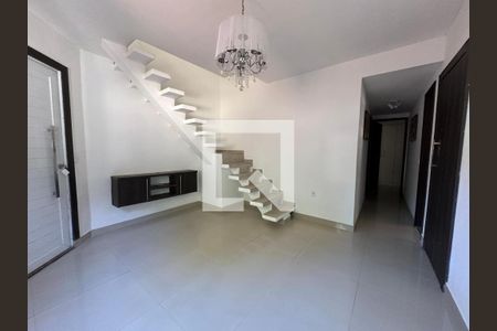 Sala de casa de condomínio para alugar com 4 quartos, 250m² em Vargem Pequena, Rio de Janeiro