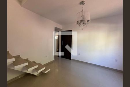 Sala de casa de condomínio para alugar com 4 quartos, 250m² em Vargem Pequena, Rio de Janeiro