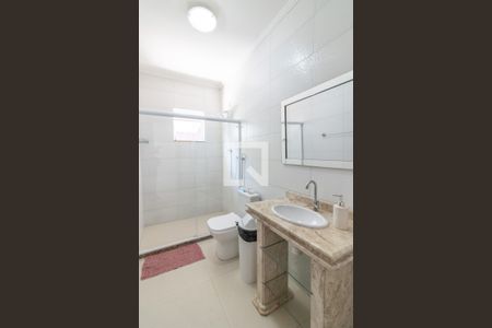 Casa de condomínio para alugar com 250m², 4 quartos e 3 vagasBanheiro (anexo)