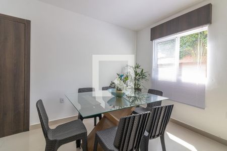 Sala de casa de condomínio para alugar com 4 quartos, 250m² em Vargem Pequena, Rio de Janeiro