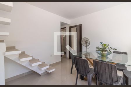 Sala de casa de condomínio para alugar com 4 quartos, 250m² em Vargem Pequena, Rio de Janeiro