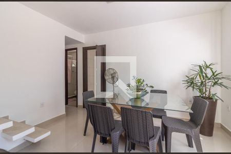 Sala de casa de condomínio para alugar com 4 quartos, 250m² em Vargem Pequena, Rio de Janeiro