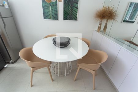 Apartamento à venda com 57m², 2 quartos e 2 vagas Apartamento à venda com 57m², 2 quartos e 2 vagasMesa de Jantar