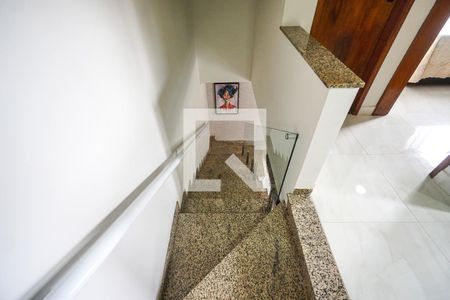 Casa para alugar com 200m², 3 quartos e 3 vagas Casa para alugar com 200m², 3 quartos e 3 vagasEscada