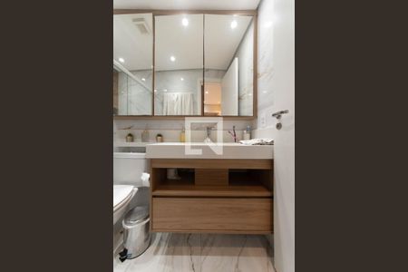 Apartamento à venda com 70m², 2 quartos e 2 vagas Apartamento à venda com 70m², 2 quartos e 2 vagasBanheiro da Suíte