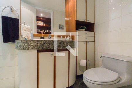 Apartamento à venda com 180m², 4 quartos e 2 vagas Apartamento à venda com 180m², 4 quartos e 2 vagasBanheiro Social