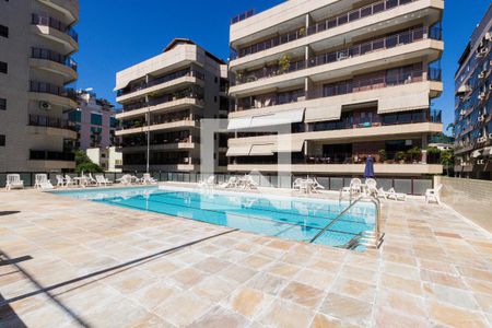 Apartamento à venda com 180m², 4 quartos e 2 vagas Apartamento à venda com 180m², 4 quartos e 2 vagasPiscina