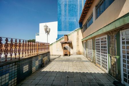 Casa à venda com 800m², 3 quartos e 6 vagas Casa à venda com 800m², 3 quartos e 6 vagasQuintal