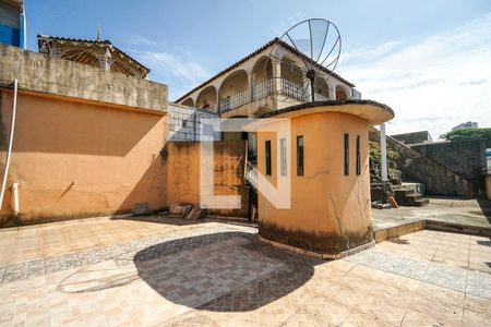 Casa à venda com 800m², 3 quartos e 6 vagas Casa à venda com 800m², 3 quartos e 6 vagasQuintal