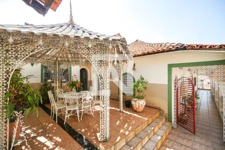 Casa à venda com 800m², 3 quartos e 6 vagas Casa à venda com 800m², 3 quartos e 6 vagasQuintal