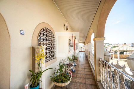 Casa à venda com 800m², 3 quartos e 6 vagas Casa à venda com 800m², 3 quartos e 6 vagasVaranda