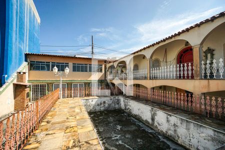 Casa à venda com 800m², 3 quartos e 6 vagas Casa à venda com 800m², 3 quartos e 6 vagasQuintal