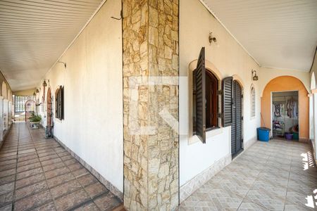 Casa à venda com 800m², 3 quartos e 6 vagas Casa à venda com 800m², 3 quartos e 6 vagasVaranda