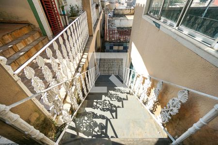 Casa à venda com 800m², 3 quartos e 6 vagas Casa à venda com 800m², 3 quartos e 6 vagasEscada do quintal