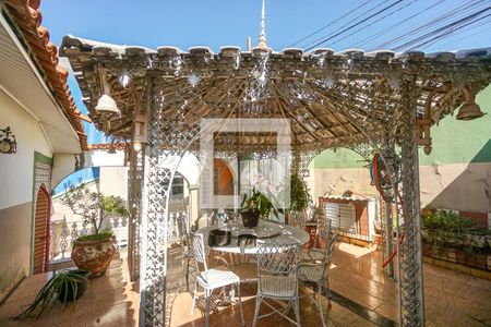 Casa à venda com 800m², 3 quartos e 6 vagas Casa à venda com 800m², 3 quartos e 6 vagasQuintal