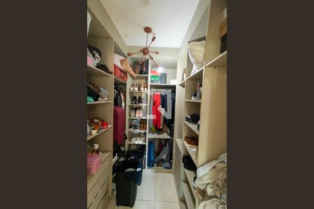 Casa à venda com 167m², 3 quartos e 5 vagas Casa à venda com 167m², 3 quartos e 5 vagasCloset