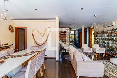 Casa à venda com 350m², 4 quartos e 3 vagas Casa à venda com 350m², 4 quartos e 3 vagasSala