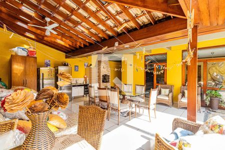 Casa à venda com 350m², 4 quartos e 3 vagas Casa à venda com 350m², 4 quartos e 3 vagasChurrasqueira