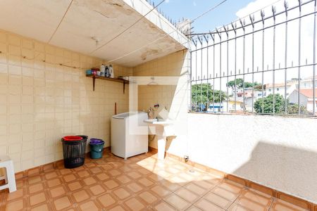 Casa à venda com 130m², 2 quartos e 2 vagas Casa à venda com 130m², 2 quartos e 2 vagasEscada Área de Serviço