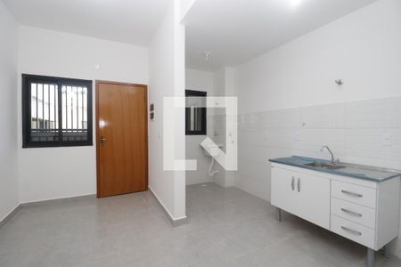 Sala e cozinha de casa de condomínio para alugar com 1 quarto, 34m² em Parque Peruche, São Paulo