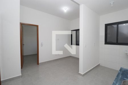 Sala e cozinha de casa de condomínio para alugar com 1 quarto, 34m² em Parque Peruche, São Paulo