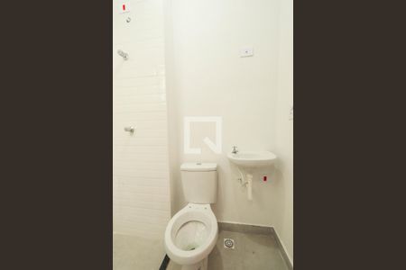 Banheiro de casa de condomínio para alugar com 1 quarto, 34m² em Parque Peruche, São Paulo