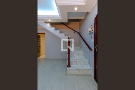 Casa à venda com 180m², 4 quartos e 3 vagasEscada Quartos