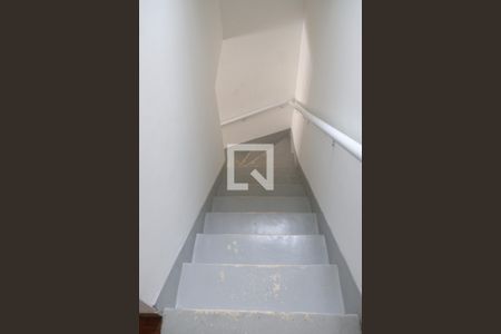 Casa à venda com 152m², 3 quartos e 2 vagas Casa à venda com 152m², 3 quartos e 2 vagasEscadas