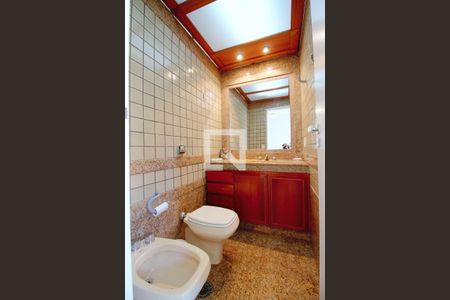 Apartamento à venda com 240m², 4 quartos e 4 vagas Apartamento à venda com 240m², 4 quartos e 4 vagasBanheiro da Suíte 1