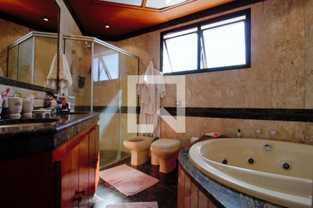 Apartamento à venda com 240m², 4 quartos e 4 vagas Apartamento à venda com 240m², 4 quartos e 4 vagasBanheiro da Suíte 4