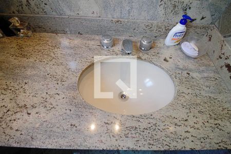 Apartamento à venda com 240m², 4 quartos e 4 vagas Apartamento à venda com 240m², 4 quartos e 4 vagasBanheiro da Suíte 2